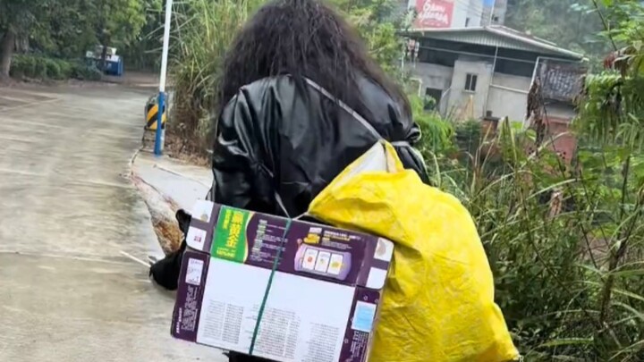 Sis dresses up as a beggar to go home and prank Mom?!