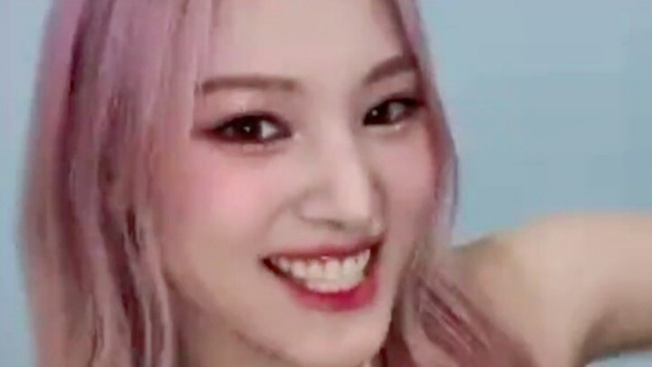 NMIXX member Jinni performed a short snippet of ITZY’s favorite song, “Not Shy”! We’re so excited fo