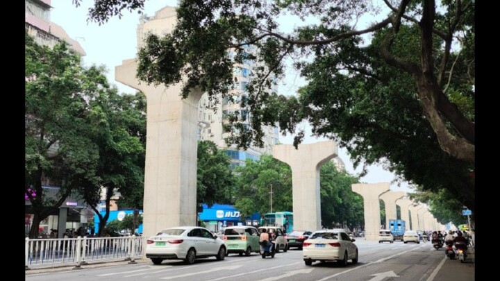 What are these pillars in the middle of the road in Liuzhou, Guangxi for? Does anyone know? They loo