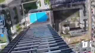 Orang asing melompat dari gedung perspektif orang pertama video super panas