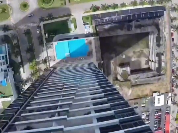 Orang asing melompat dari gedung perspektif orang pertama video super panas