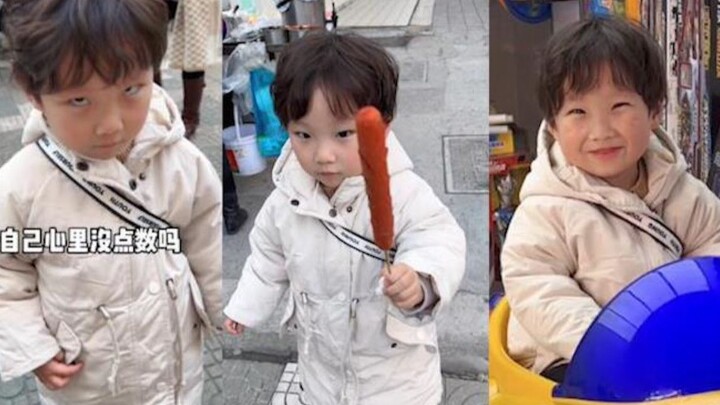 Ibu sengaja datang tepat waktu jemput anak pulang sekolah demi kasih uang jajan, ekspresi si bayi me