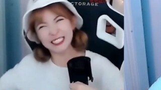 Saudari Zhou memandang dirinya sebagai hantu dan bernyanyi bersama dengan kutipan klasik dalam "Shu 