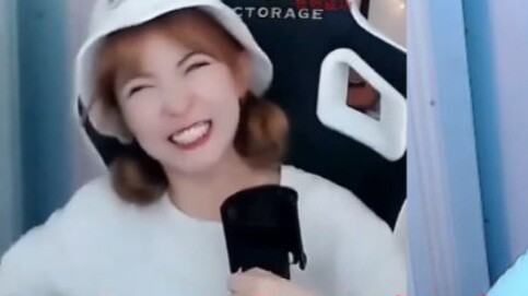 Zhou Jie watched her own ghost video "Shukabulie" and sang along with classic quotes, so shy that sh