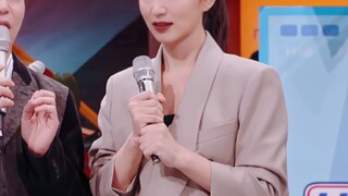 Dia sebenarnya tidak pernah menindik telinganya, dan saya menyadari karakter ini tidak pernah mengen