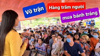 Vỡ trận: Hàng trăm khách xếp hàng chờ mua Bánh tráng trộn DIVA Cát Thy