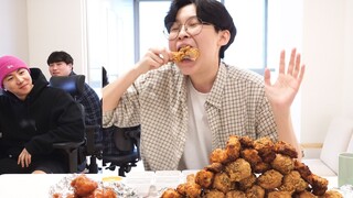 The naughty employee challenges the boss who is losing weight, eating fried chicken legs one by one,