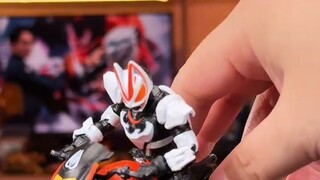 Kamen Rider naik motor sambil nonton Ultraman main catur Ultraman, Ali masih sembunyi gak sih? Lingd