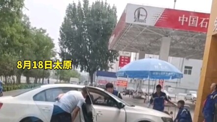 A woman tried to cut in line for a car wash but was refused, so she blocked the entrance. Despite mu