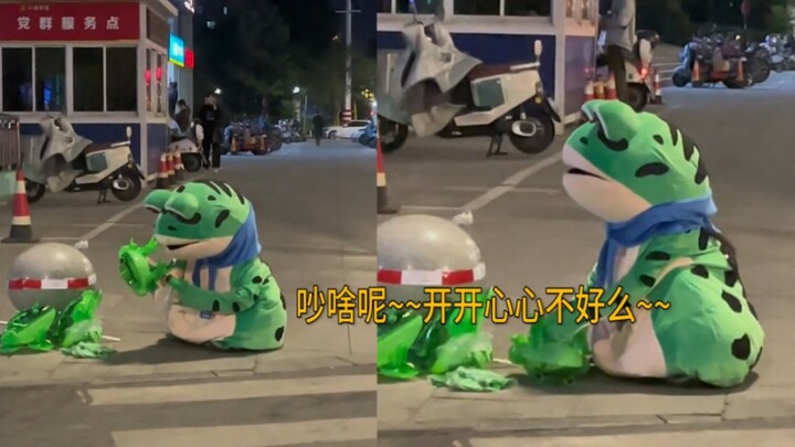 路边席地而坐网红“卖蛙”小青蛙，一边打气一边不忘八卦吃瓜