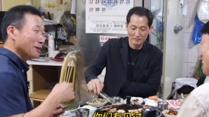 Kakek Jiang dan Kakek Song janjian makan barbeku setelah pulang kerja.