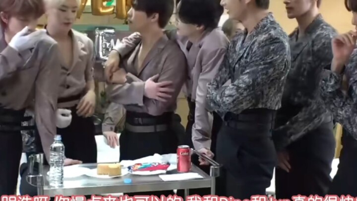 【All Eight】Little Eight stutters while eating, and everyone goes wild praising him