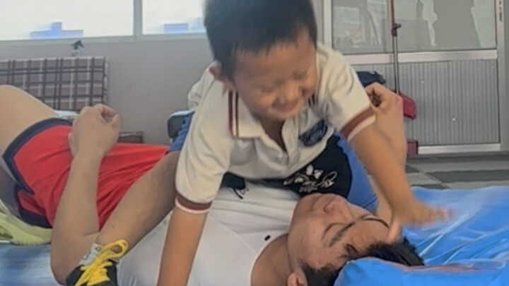 المدرب: مش الآباء والأمهات، إنتوا جايين عشان أيه؟   الوالد: نحن نتحدث عن شؤوننا وأنت علم طلابك، فهمت