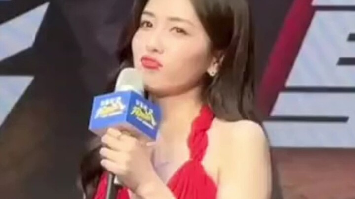 Bai Lu’s clip voice is just too much for her—she’s literally “clipped” herself laughing! Hahaha.