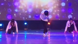 [تشي يي] قدم صبي يبلغ من العمر 17 عامًا غلافًا مذهلاً لأغنية We Rock في المدرسة!