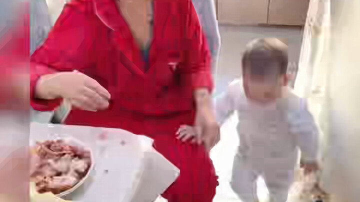# The world’s fastest hands are going all out just to eat # Little humans are doing their best to ge