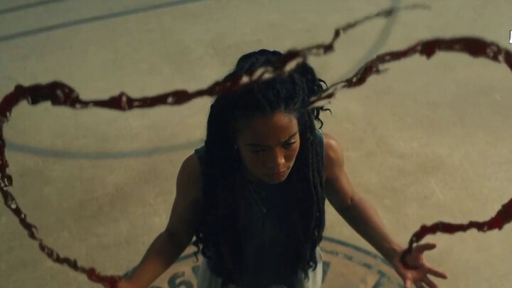 ما إن شقت الفتاة جرحين صغيرين في راحة يدها حتى بدأ الدم يطفو في الهواء من يدها في الثانية التالية.