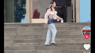 《tiktok》Menonton tarian populer di universitas domestik—posisi tengahnya tampan dan stabil