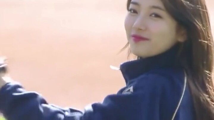 Nghe nói chỉ có những nữ idol đình đám nhất năm đó mới được tung cú ném bóng khai mạc trận bóng chày
