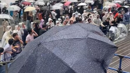 معجب متعصب بالأيدولز تحت الأرض في اليابان