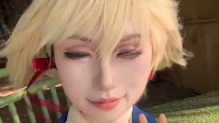 One-handed girl cosplay Violet Evergarden