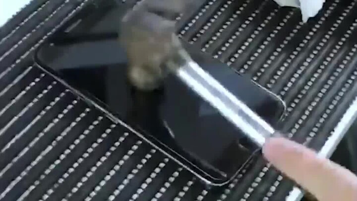 Miếng dán cường lực tốt như vậy nên dán thêm một lớp bảo vệ nữa thôi