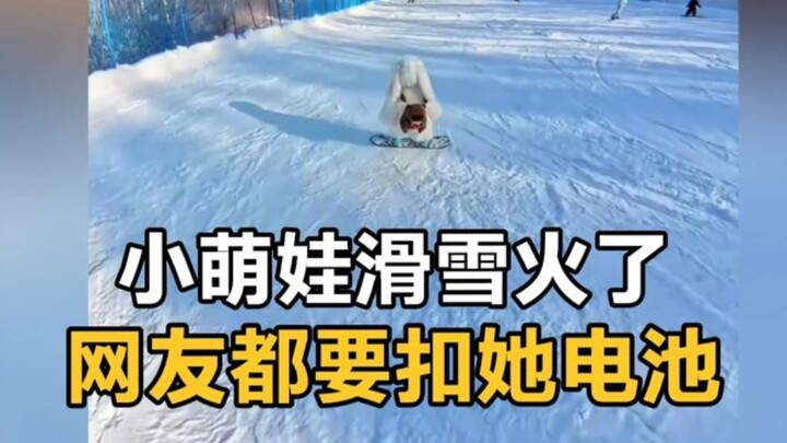 Em bé dễ thương trượt tuyết gây sốt! Xem xong, netizen nào cũng muốn tháo pin của cô bé vì “thời lượ