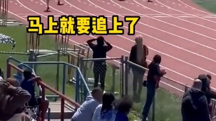 Putri Juara Tinju Terence Crawford kehilangan sepatu saat start lomba 200m, tapi dia berbalik, memak