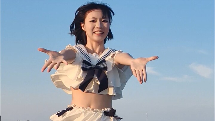 Ya, kami para lesbian menari seperti ini di pantai!