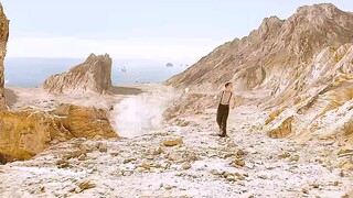 男孩正在散步，竟无意间发现白花花的金山