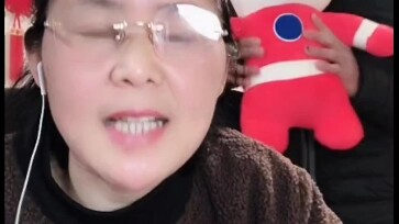 Nyonya Taotao menjual Ultraman