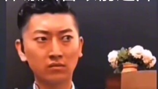 都被袭击者扑倒了，保镖还没发现 太尴尬了 保镖眼神犀利# 搞笑