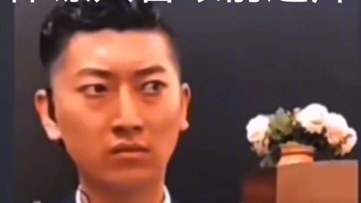 Đều bị kẻ tấn công quật ngã rồi, mà vệ sĩ vẫn chưa phát hiện ra. Quá xấu hổ luôn! Vệ sĩ ánh mắt sắc 