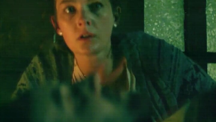 Người đàn ông đang ngắm cảnh phía trước thì bước hụt và rơi xuống.