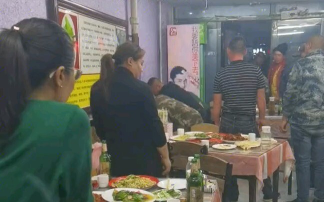 Pipa radiator di restoran bocor. Pria berbaju loreng yang berada dekat radiator langsung sigap mence