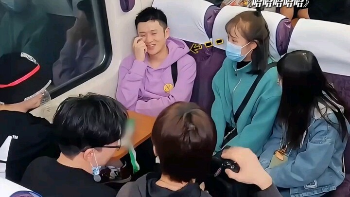 Lu Han duduk tepat di hadapanmu, siapa yang bisa menahan diri untuk tidak memandangnya?