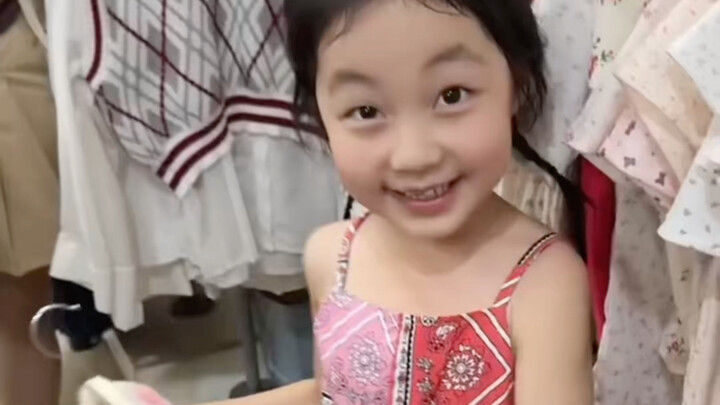 Daughter at a Thai night market, challenges herself to buy four outfits for mom with 200 yuan.