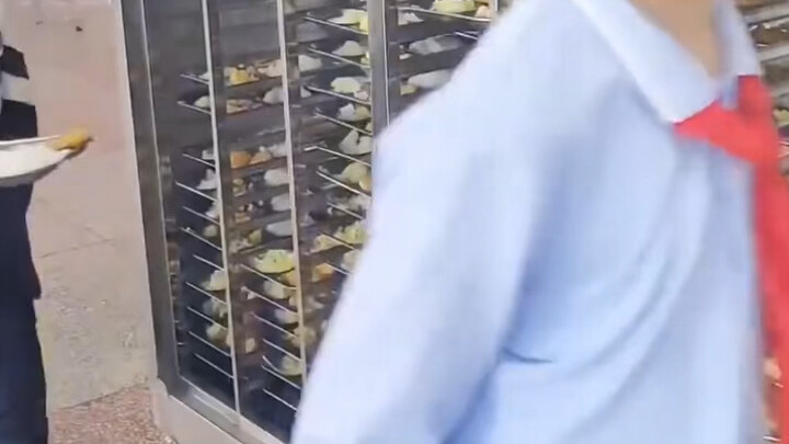 Nasi self-pickup dengan tampilan rak yang efisien