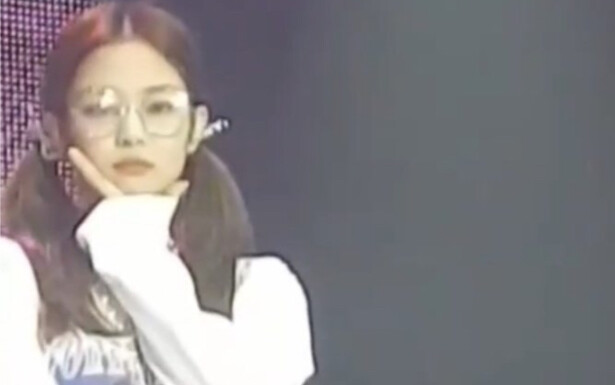 【Jennie】Kinh ngạc! Lý do Jennie không buộc tóc đuôi ngựa trên sân khấu hóa ra là…