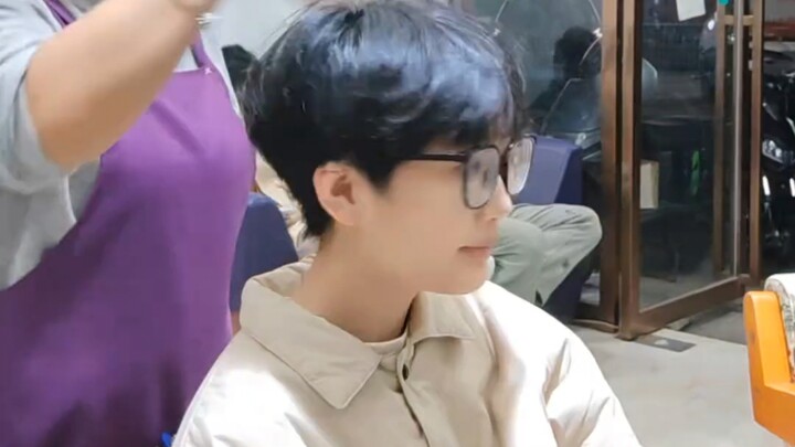“Chongqing’s ‘Koichiro’ caught on camera in his livestream” — the star‑chosen top‑tier barber; half 