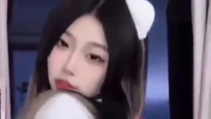 ครั้งหนึ่งครูขอให้ฉันส่งการบ้าน ฉันก็เลยเปิดวิดีโอนี้ให้ครูดู หลังจากดูเสร็จ ครูก็แตะวิดีโอบนโทรศัพท