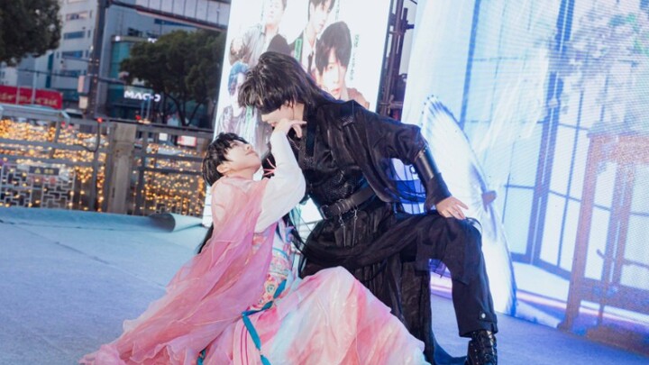 Empty stage play debut live shot