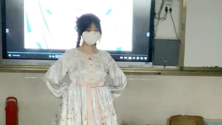 元旦晚会上跳了宅舞串烧！！！新年快乐！！！！