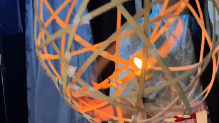 Nih, aku tunjukin teknologi canggih era Song: lilin yang bisa berguling-guling seenaknya tanpa padam