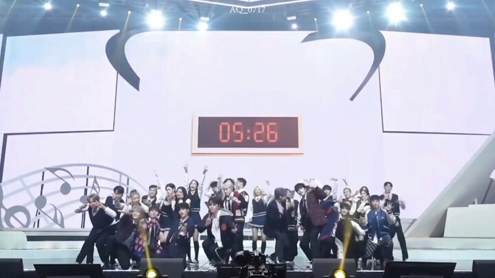 Benar-benar belum pernah melihat panggung yang begitu kacau, lucu, tapi membuat penonton merasa sang