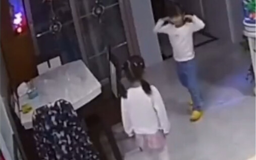 คนหนึ่งร้องไห้อย่างสุดใจ ส่วนอีกคนหนึ่งหัวเราะอย่างไร้กังวล