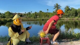 อะไรอยู่ใต้ก้นเธอ!