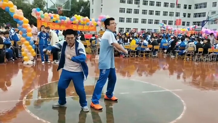 "I'm almost dying of laughter at this group of people's performance haha ..."