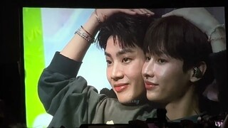 OffGun demonstrating old photos at OffGun Hong Kong Fan Meeting 2023.06.02