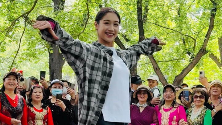 Today, Balangzai came to the People’s Stage in our Zizhuyuan Park!